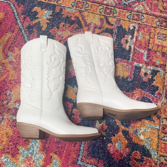 Shoes - White Cowboy Boots!!